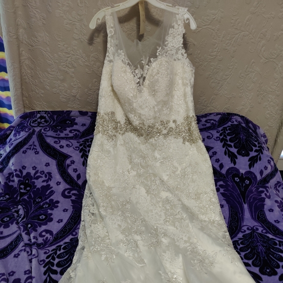 Wedding dress - Picture 2 of 8